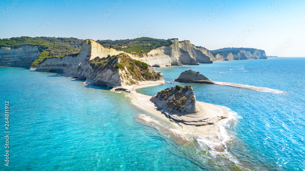Obraz premium Piękny widok na przylądek Drastis na wyspie Korfu w Grecji