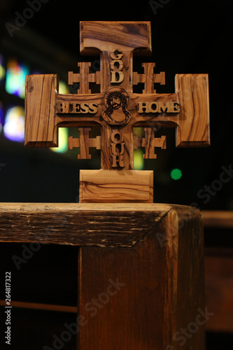 Croix de Jérusalem en bois d'olivier représentant Jésus-Christ dans une église. / Jerusalem cross in olive wood depicting Jesus Christ in a church.