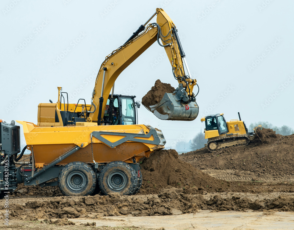 Erdaushub auf einer Baustelle mit Bagger Erdaushub auf einer Baustelle mit Bagger