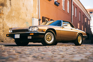 Leinwandbilder Oldtimer Luxus-Cabrio in der Altstadtgasse  © aleluk