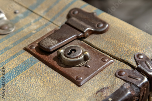valigia vintage serratura metallo arrugginito primo piano