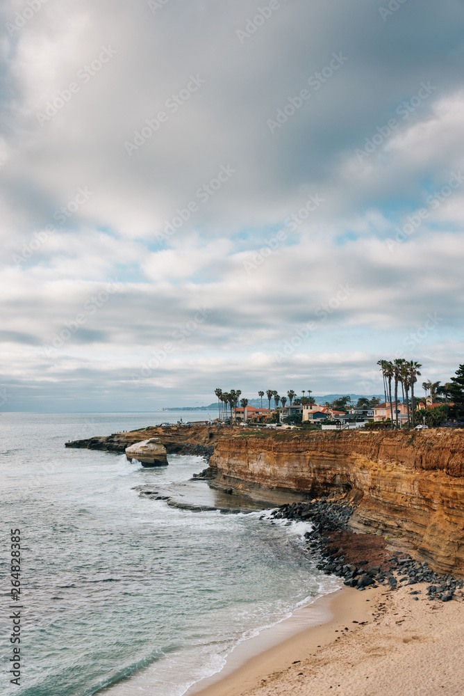View of cliffs and the Pacific Ocean at Sunset Cliffs Natural Park, in Point Loma, San Diego, California