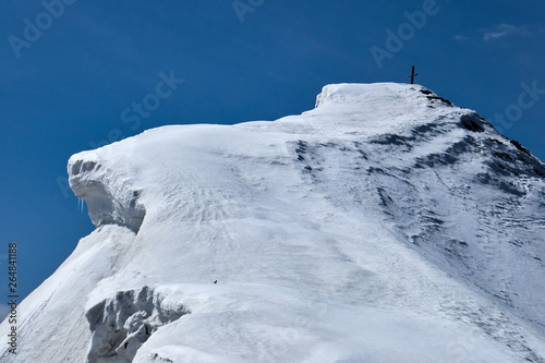 Fotografie Winter mountain top with fairy overhang snow cap