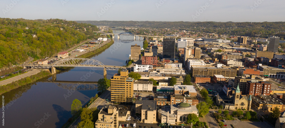 Obraz premium Long Panoramic View Charleston West Virginia Capitol City