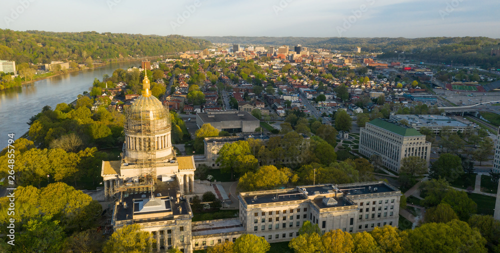 Naklejka premium Długi Panoramiczny Widok Charleston West Virginia Capitol City