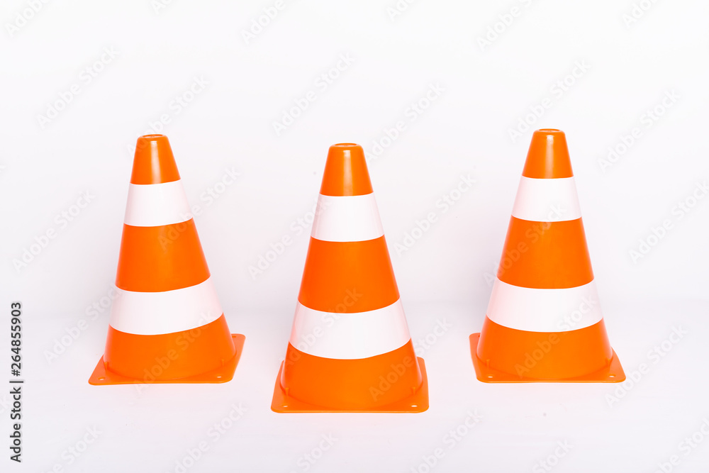 Baustelle Konzept mit drei Kegeln in orange Baustelle Konzept mit drei Kegeln in orange