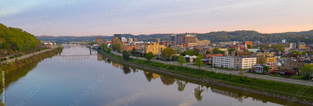 Obraz premium Długi Panoramiczny Widok Charleston West Virginia Capitol City