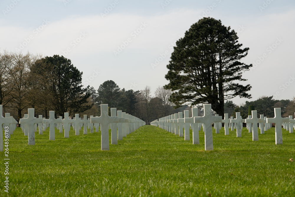 Amerikanischer Friedhof mit weißen Kreuzen in der Normandie an Omaha Beach .