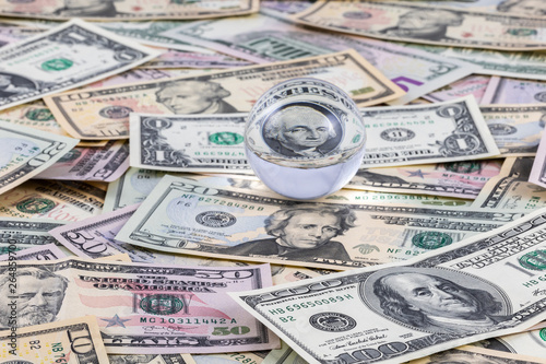 多くの紙幣と、水晶に映るジョージ・ワシントン