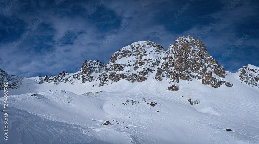 Obraz premium Zimowy krajobraz w St.Moritz (niem. Sankt Moritz; włoski: San Maurizio), miejscowości wypoczynkowej w dolinie Engadyny w Szwajcarii