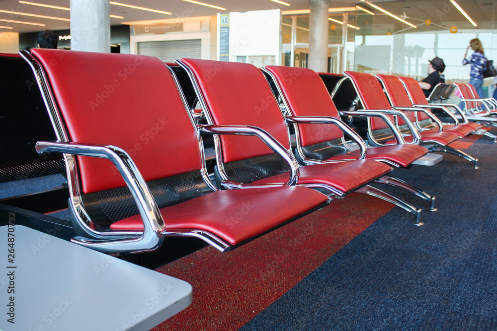 Fila de asientos rojos en sala de espera de aeropuerto Stock Photo | Adobe  Stock