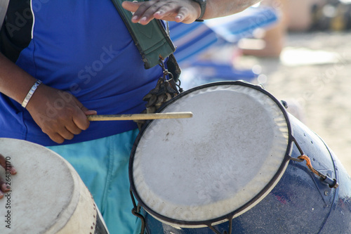 Persona tocando tambor de candombe uruguayo