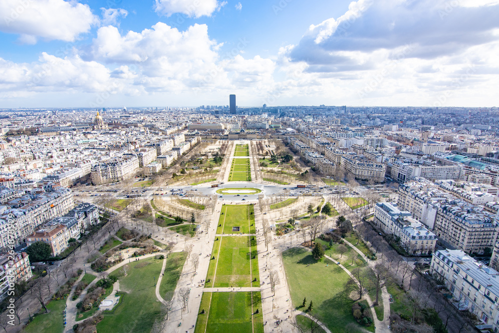 エッフェル塔から見たパリの景色 Photos Adobe Stock