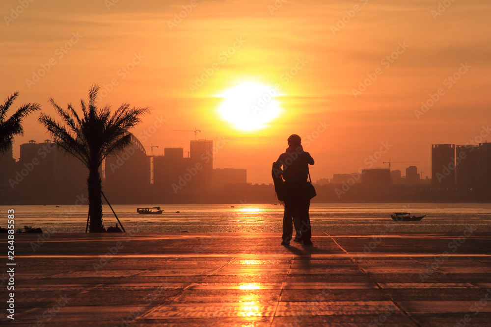 Fototapeta premium Sunrise sunset on the city square and couples.