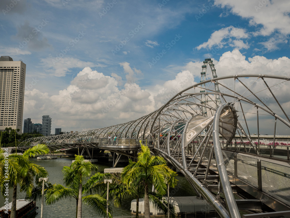 Fototapeta premium MARINA BAY - SINGAPORE, 24 NOV 2018: The Helix Bridge, Tourist walking on the Marina Bay Sands promenade in Singapore