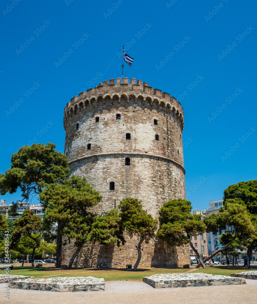 The famous White Tower which houses the city?s museum on the waterfront of Thessaloniki, Greece