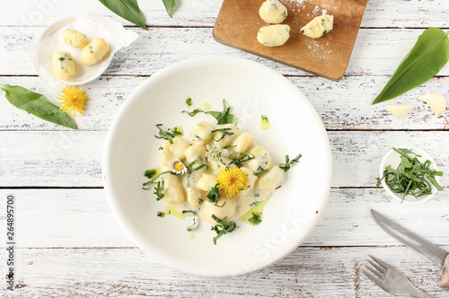 Bärlauchgnocchi Gnocchi Bärlauch Tisch Teller Brett von oben 