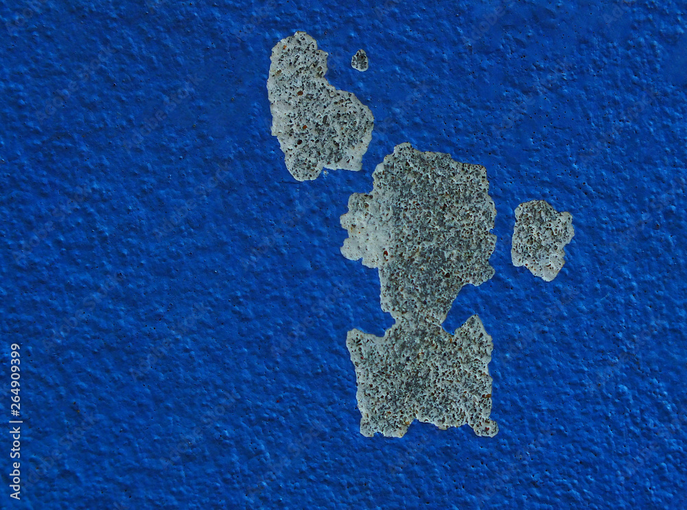 Obraz premium The color of the school wall that is scratched due to weather, rain, sun and wind