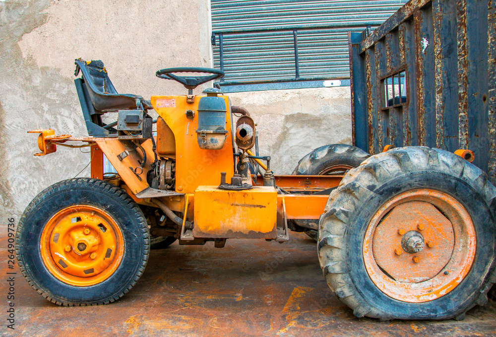 Carretilla destrozada cargada en la plataforma de un camión para llevar al desguace.