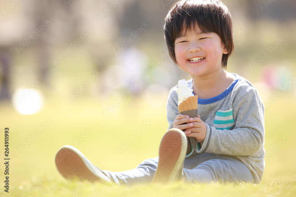 ソフトクリームを食べる男の子 ソフトクリームを食べる男の子