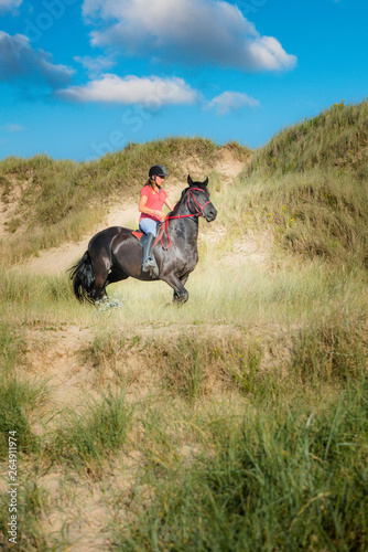 magnifique jeune femme et son cheval sur la plage © Image'in