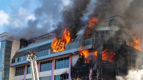 Slika na platnu Burning building in thick smoke