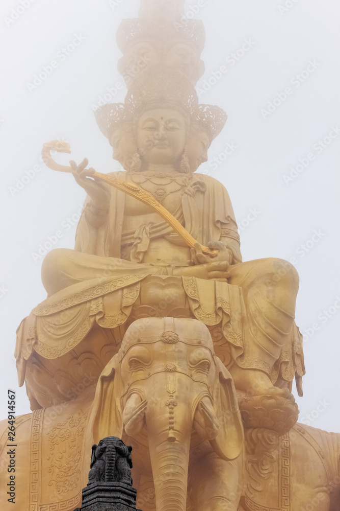 The giant Buddha in the white mist, the clear statuette, the huge