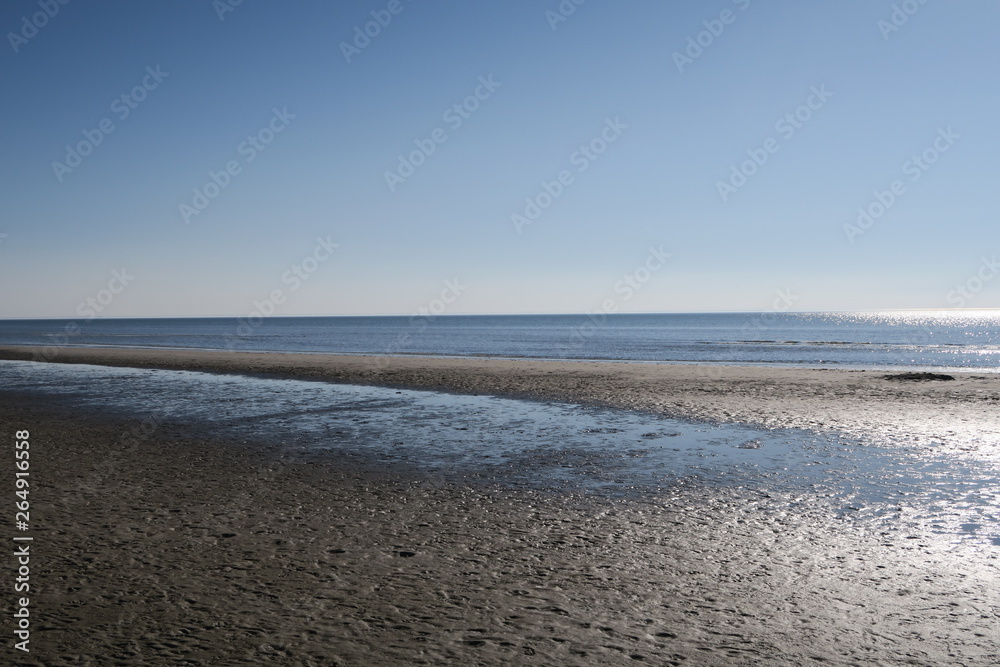 Der breite Strand von Sankt Peter Ording im Ortsteil Bad bei Niedrigwasser