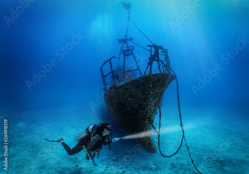 Fotografie, Tablou Tacuherin erforscht ein gesunkenes Schiffswrack auf dem Boden des Indischen Ozea