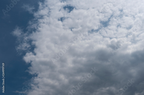 Weiße Wolken im blauen Himmel © BGphotoaesthetics