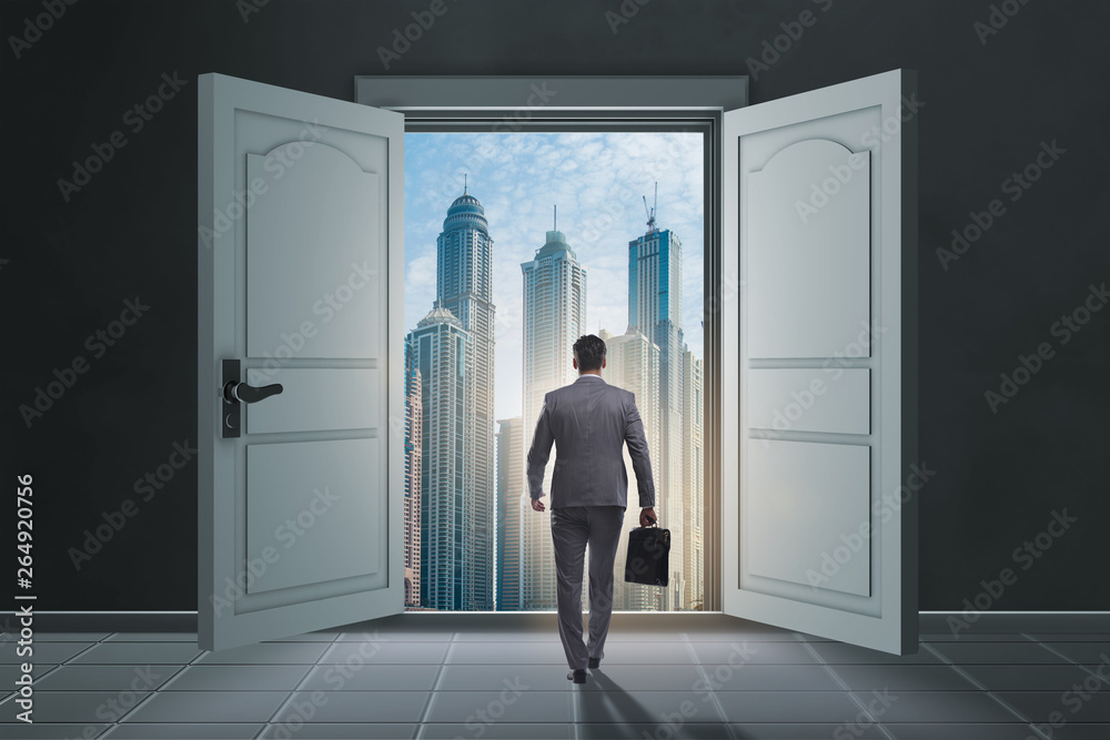Fototapeta premium Businessman entering big large door