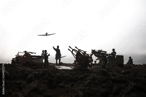 Foto An anti-aircraft cannon and Military silhouettes fighting scene on war fog sky background