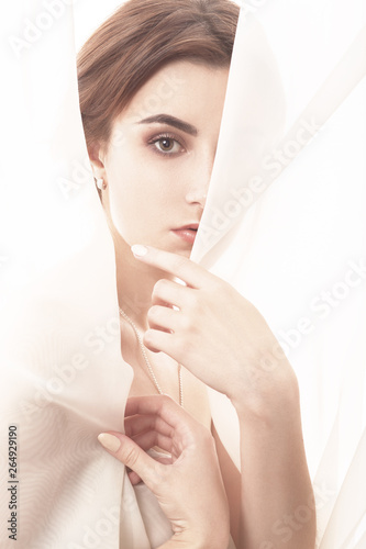 woman in veil © tugolukof