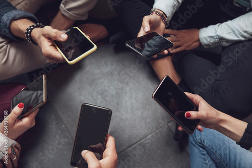 Foto group of people addicted having fun together using smart phones