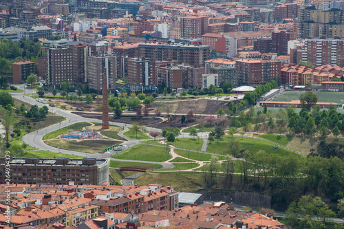 Blick vom Artxanda Park auf dem Etxebarria Park, wo ein Schornstein an die Industriegeschichte Bilbaos erinnert. photo