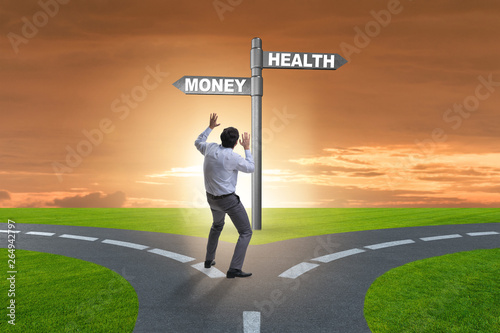 Businessman choosing between money and health © Elnur