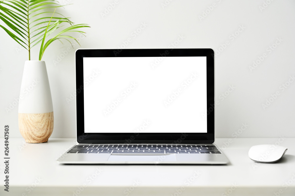 Fototapeta premium pusty ekran Nowoczesny laptop z myszą, inteligentny telefon na stół z drewna w tle widoku biura