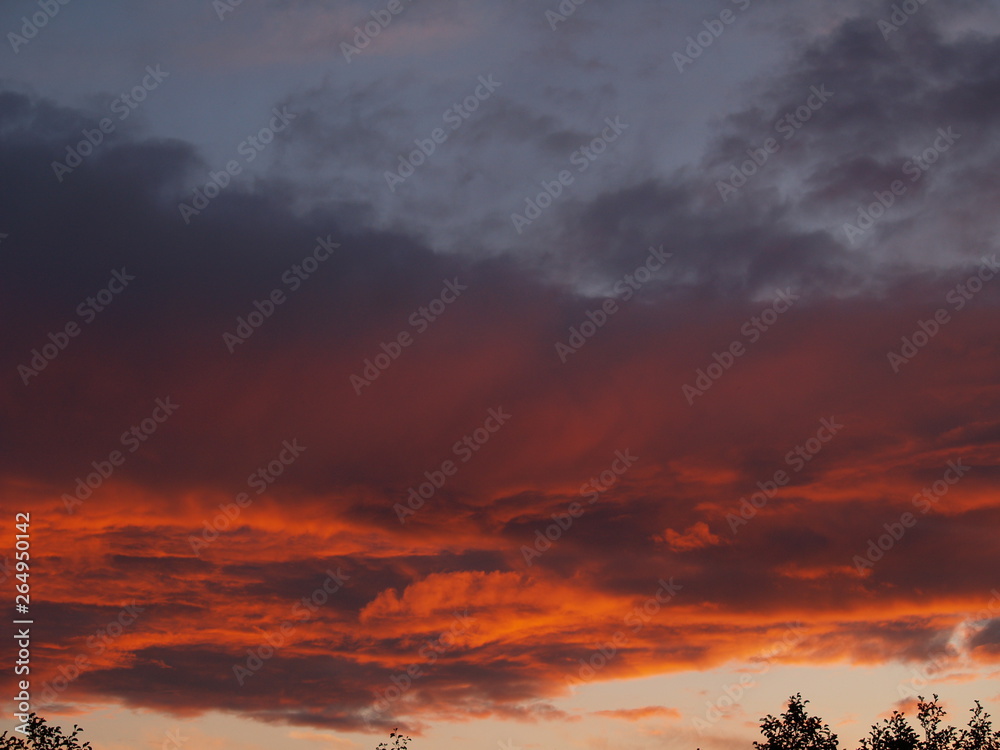 Zachód słońca kolorowe chmury