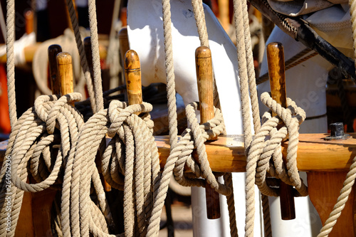 Belegnägel auf einem alten Segelschiff