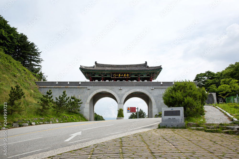 Obraz premium Ji Ahn-jae is a mountain path in Hamyang-gun, Korea.