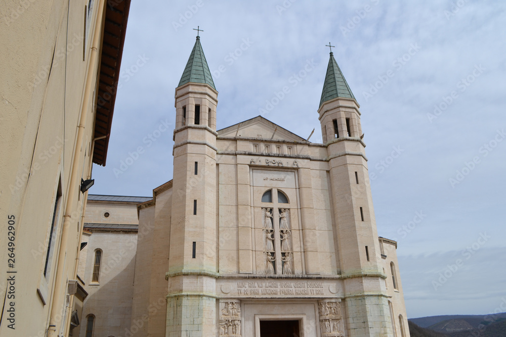 Vorderansicht der Basilika Santa Rita in Cascia - Umbrien