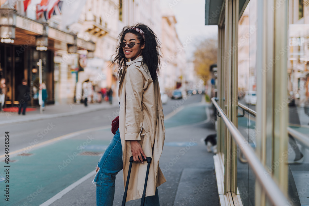 Obraz premium Beautiful afro american woman standing on the street