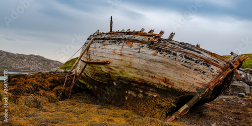 Epave bateau en bois échoué