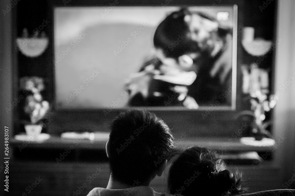 Casal Assistindo Vídeos Engraçados Foto Royalty Free, Gravuras, Imagens e Banco de fotografias. Image 118220570