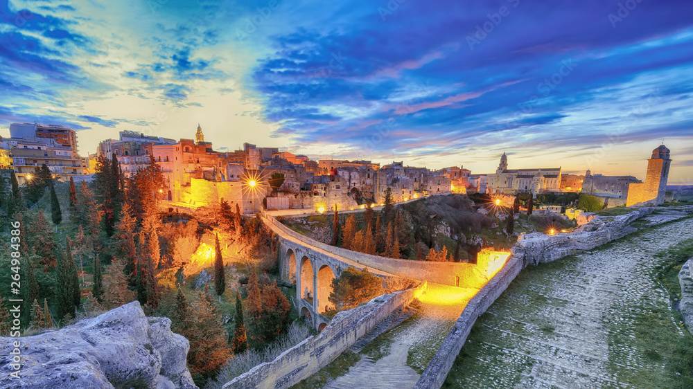 Obraz premium Gravina in Puglia ancient town, bridge and canyon at sunrise