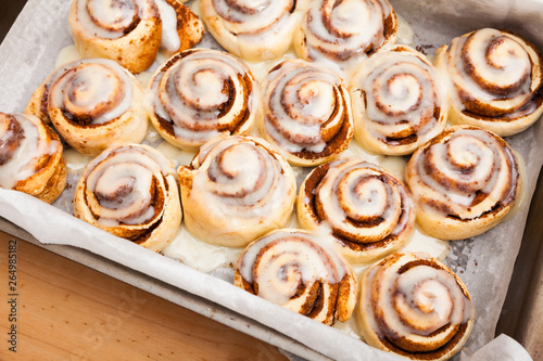 Cuadro en lienzo Cinnabons cinnamon rolls in baking dish