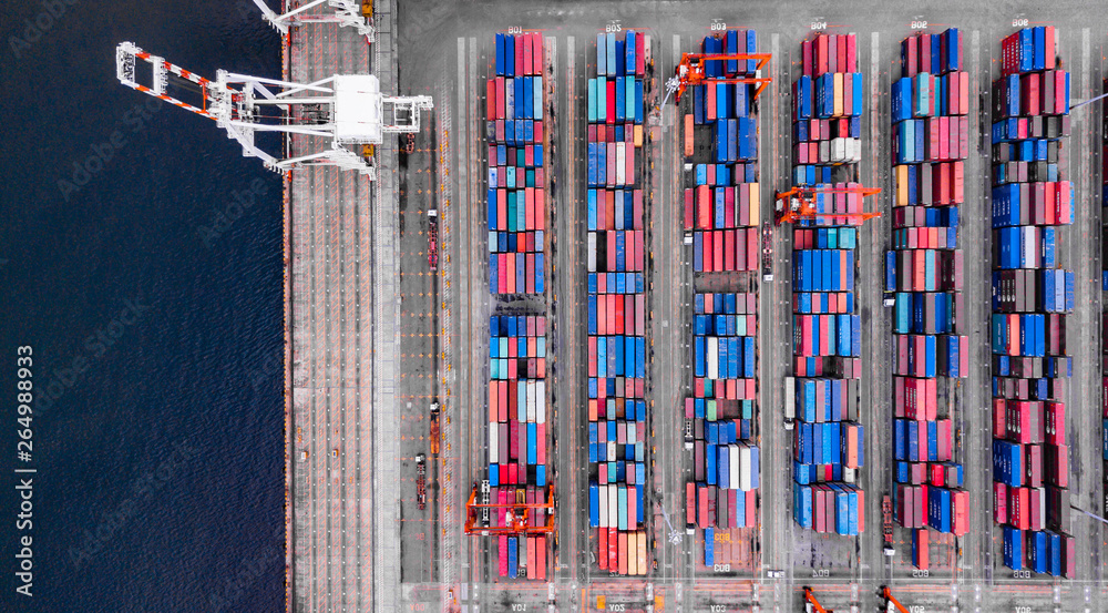 Obraz premium Deep water port with cargo ship and container import and export products worldwide