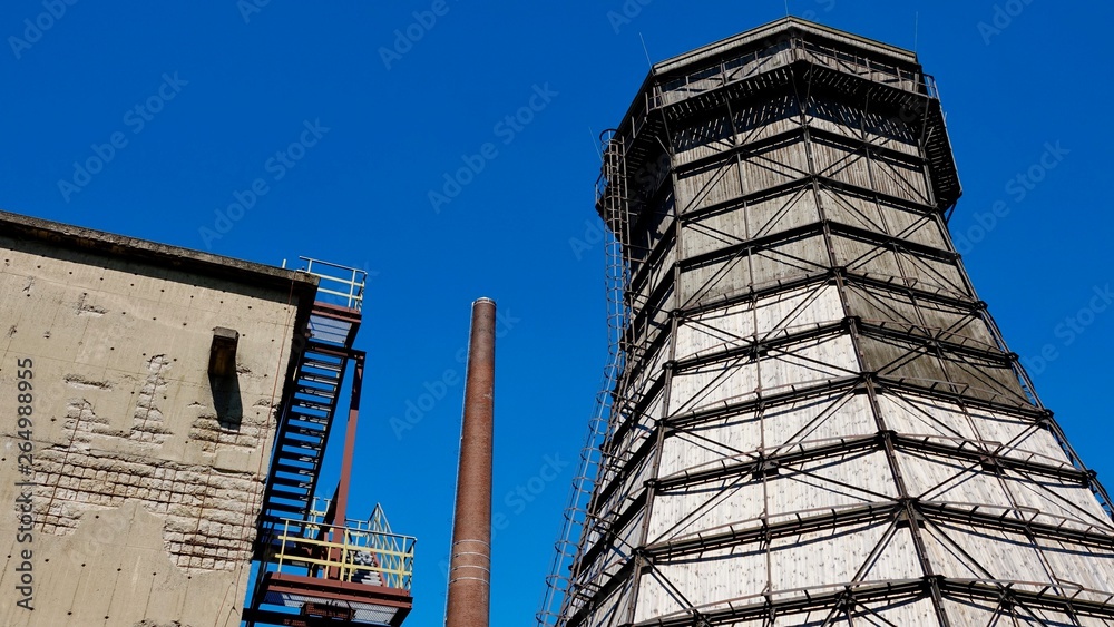 Alter ungenutzer Kühlturm, Metallgerippe, Industrieanlage Alter ungenutzer Kühlturm, Metallgerippe, Industrieanlage