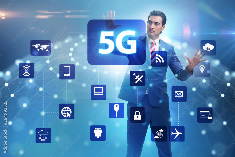 Obraz premium 5g internet concept with businessman pressing buttons