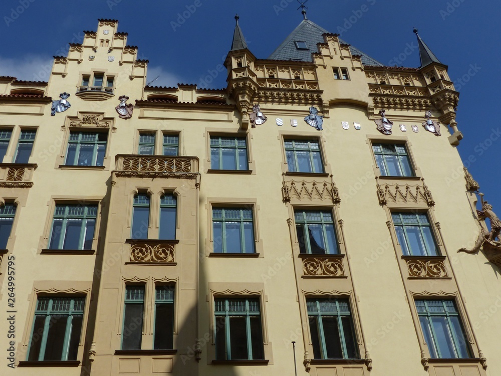 Facciata di un palazzo di stile gotico a Praga in Repubbli a Ceca.